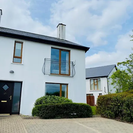 Modern With 3 Bedrooms And 3 Bathrooms In Town * Kenmare